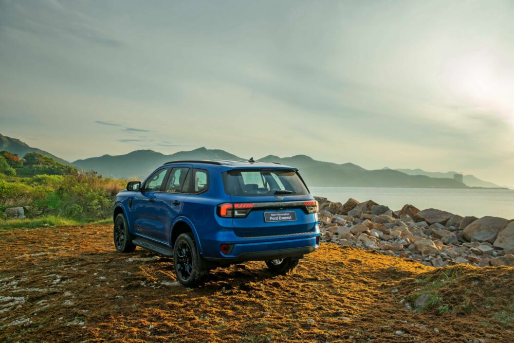 Ford Everest giá lăn bánh bao nhiều?