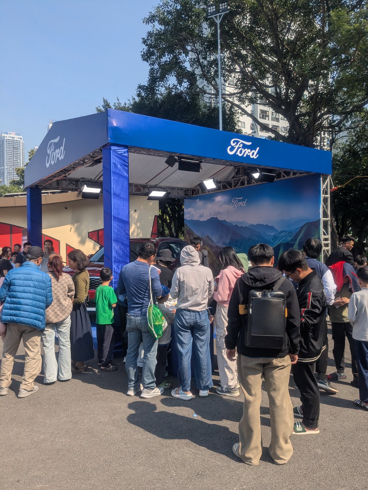 Gian trưng bày xe Ford thu hút khách tham dự Gian trưng bày xe Ford thu hút khách tham dự
