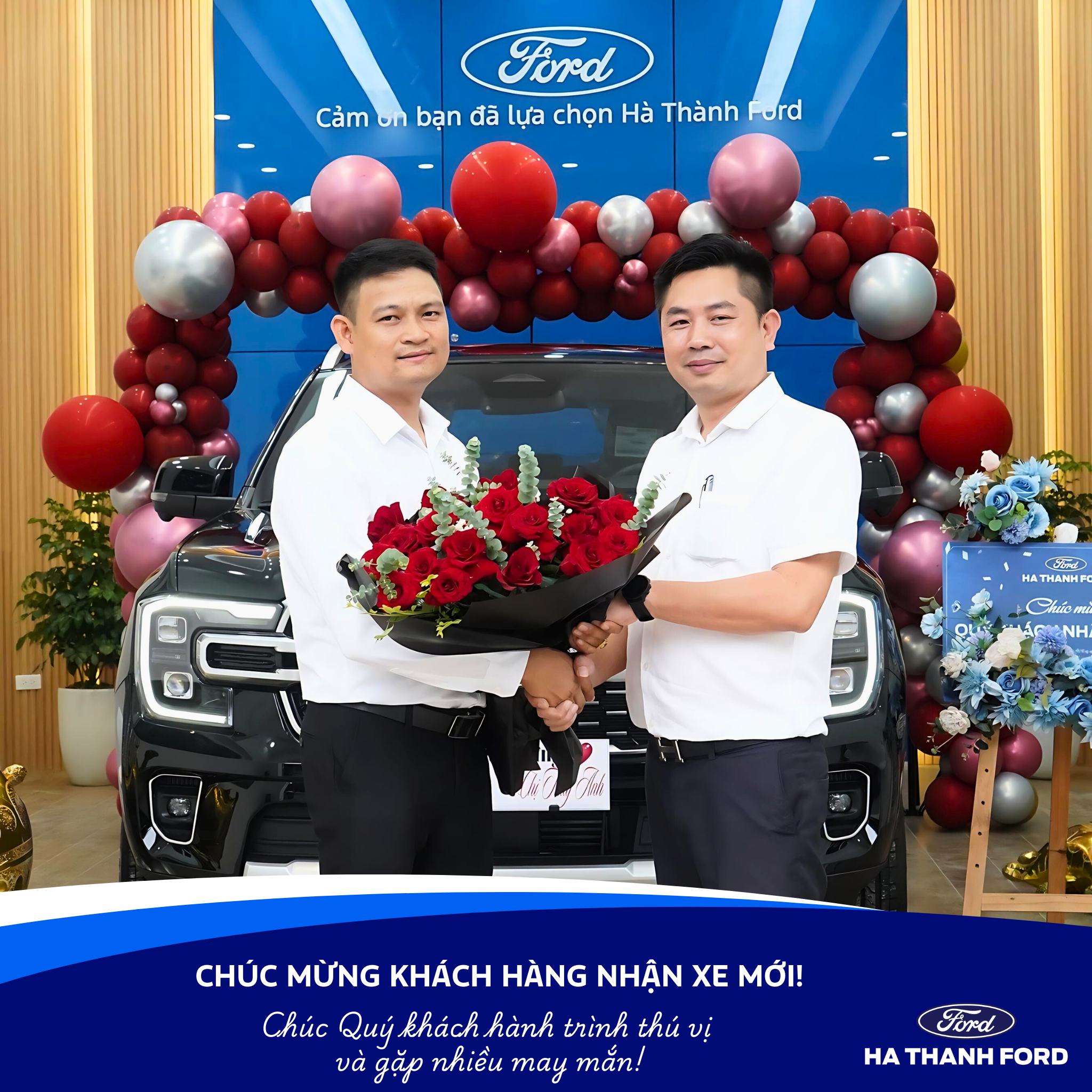 Đại diện BLĐ Hà Thành Ford tặng hoa chúc mừng khách hàng Đại diện BLĐ Hà Thành Ford tặng hoa chúc mừng khách hàng