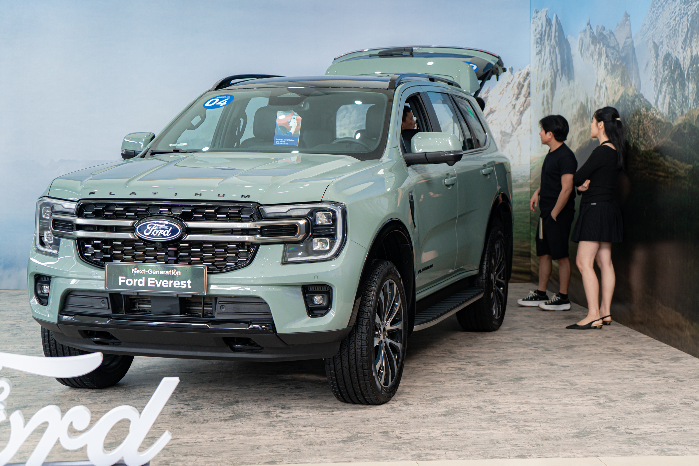 Everest Platinum 2.3L xăng tại sự kiện livestream quay thưởng Everest Platinum 2.3L xăng tại sự kiện livestream quay thưởng