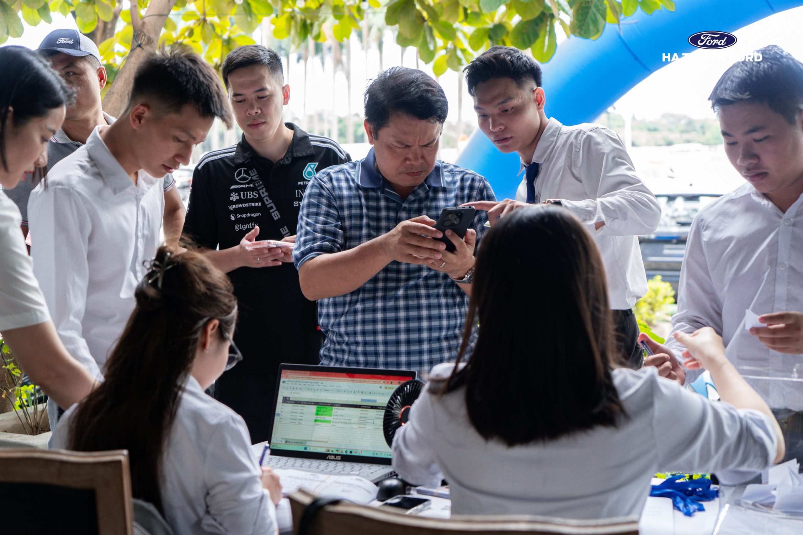 Rất đông khách hàng chờ đợi check -in lái thử xe Rất đông khách hàng chờ đợi check -in lái thử xe