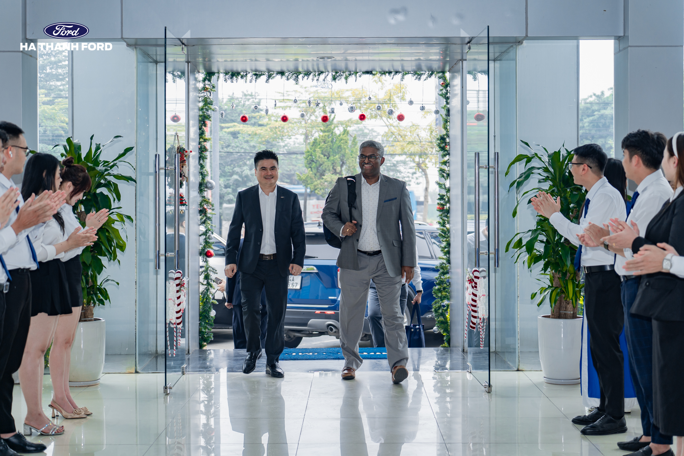 Ford Việt Nam tới thăm Hà Thành Ford