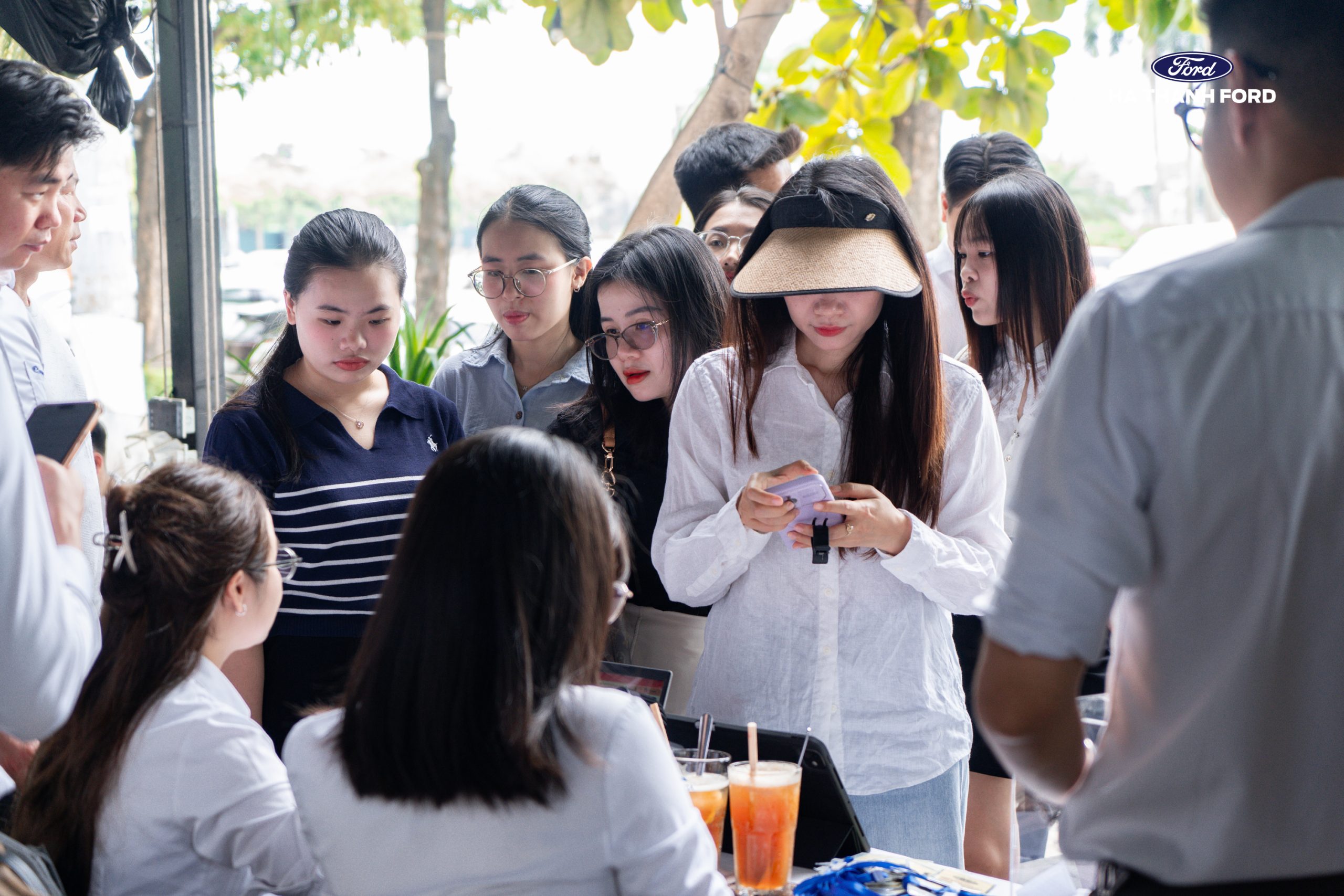 Khách hàng tới check in sự kiện lái thử của Hà Thành Ford Khách hàng tới check in sự kiện lái thử của Hà Thành Ford