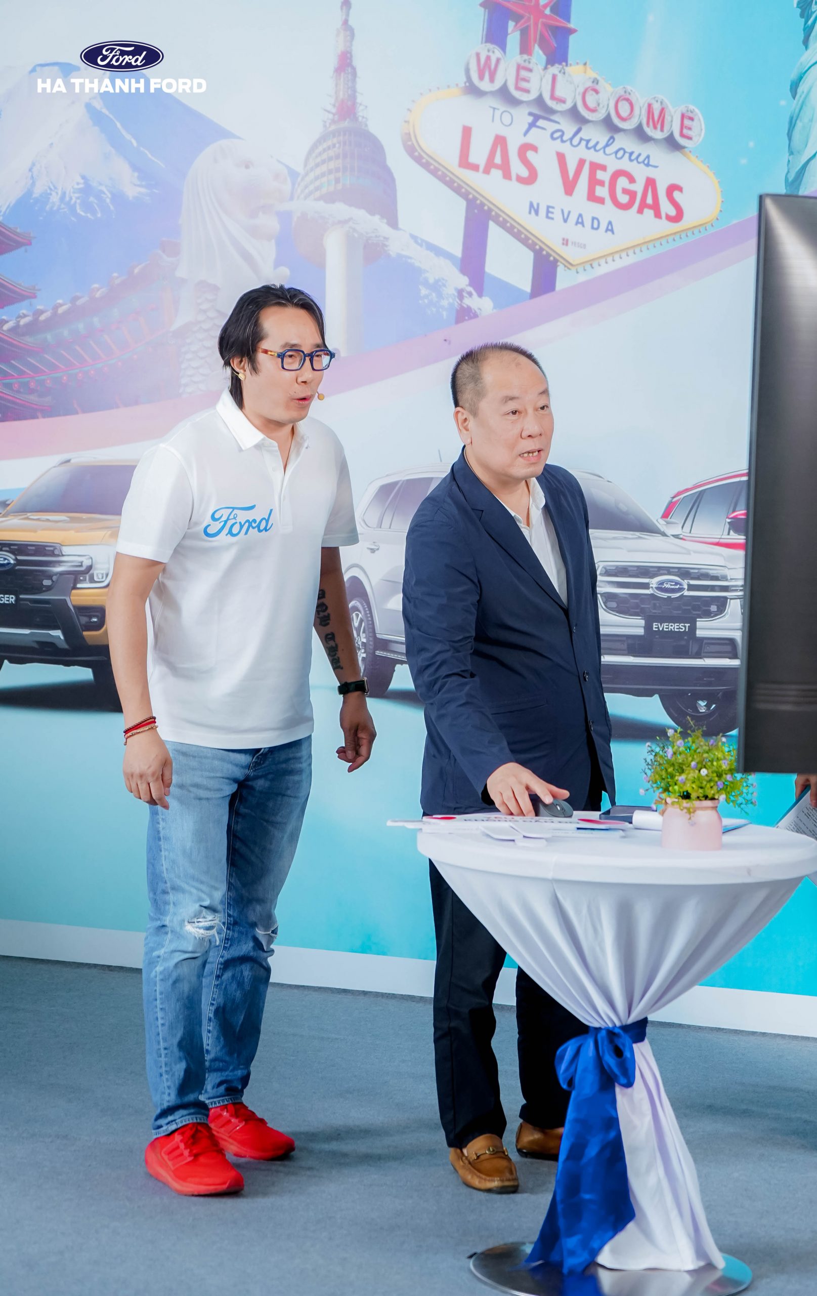 Đại diện BLĐ Hà Thành Ford tham gia quay mã, tìm khách hàng trúng thưởng giải Nhì