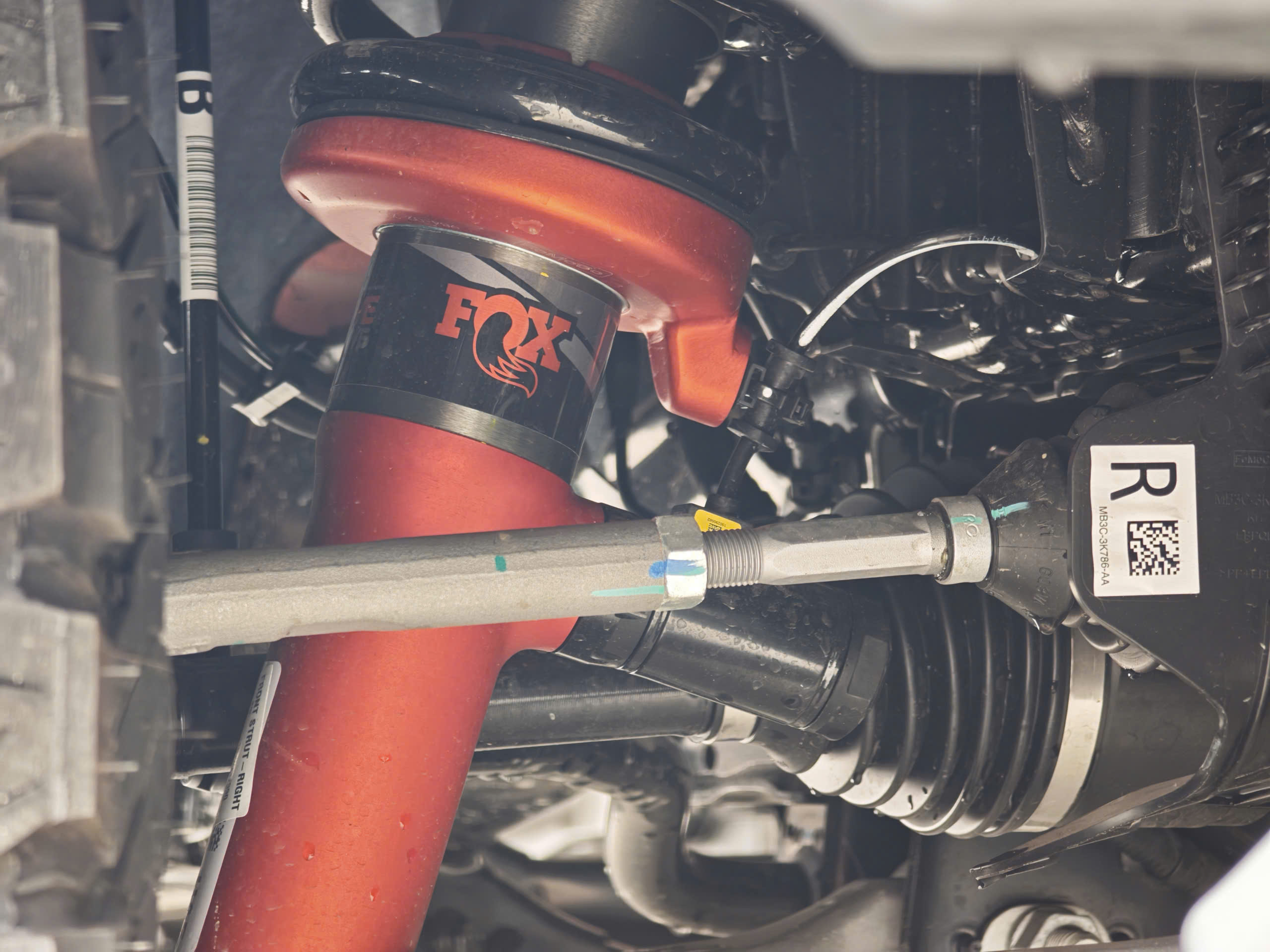 Phuộc FOX 2.5 tích hợp van điều khiển điện tử (Live Valve) trên Raptor V6 Phuộc FOX 2.5 tích hợp van điều khiển điện tử (Live Valve)