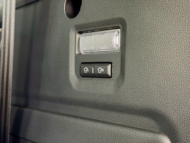 Ford Everest Platinum 4x2 được tích hợp hàng ghế thử 3 gập điện thay vì gập cơ Ford Everest Platinum 4x2 được tích hợp hàng ghế thử 3 gập điện thay vì gập cơ