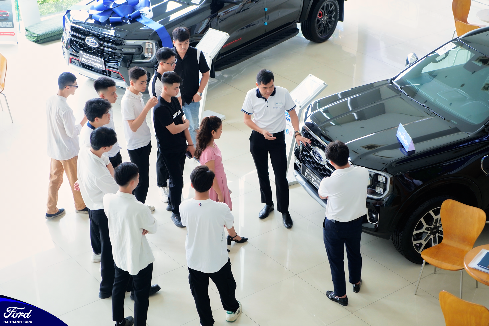Tư vấn bán hàng chăm chú theo dõi hướng dẫn của chuyên gia đào tạo Tư vấn bán hàng chăm chú theo dõi hướng dẫn của chuyên gia đào tạo
