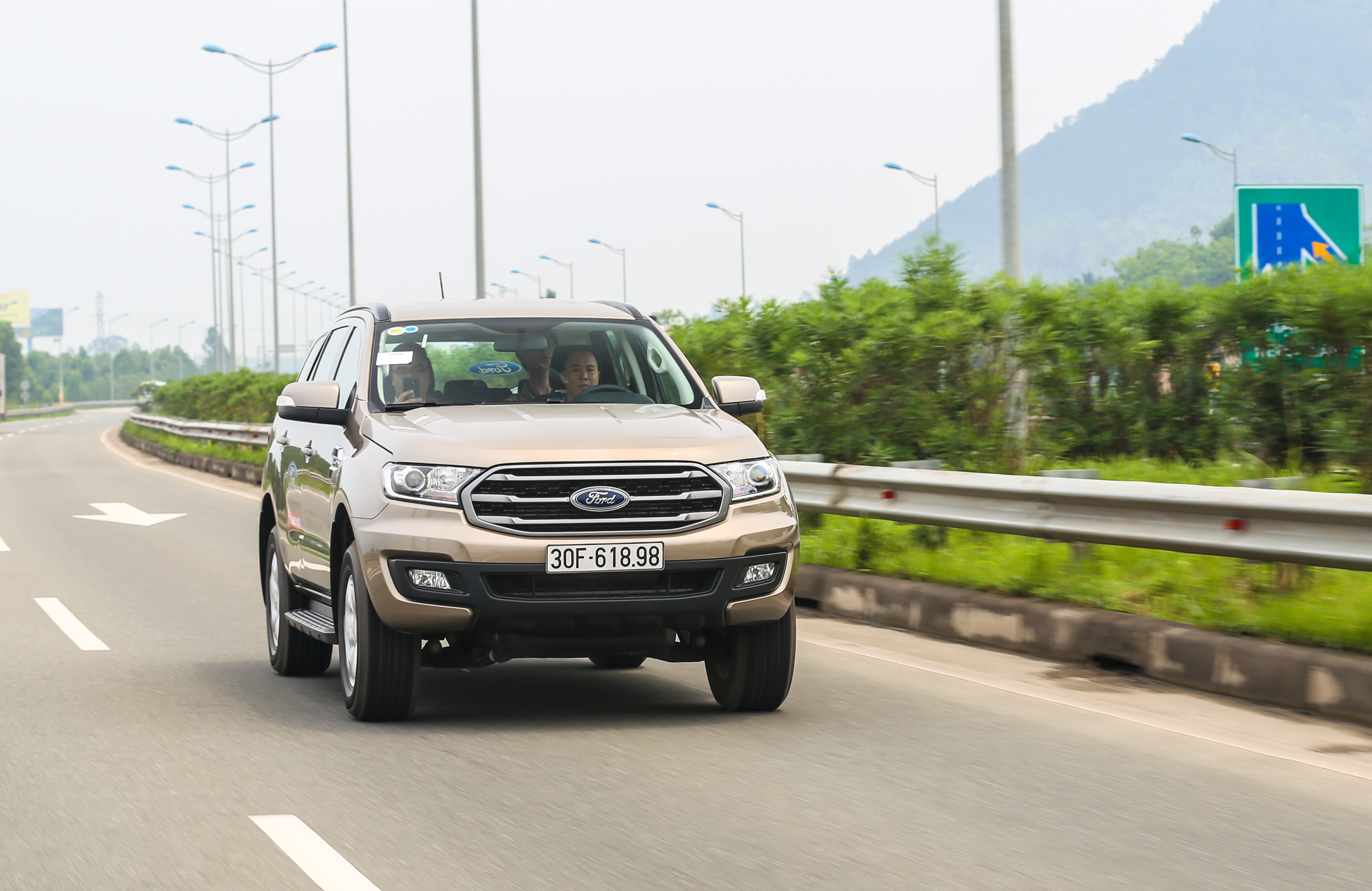 Ford Everest Ambiente – lựa chọn mới cho xe chuyên chở khách du lịch
