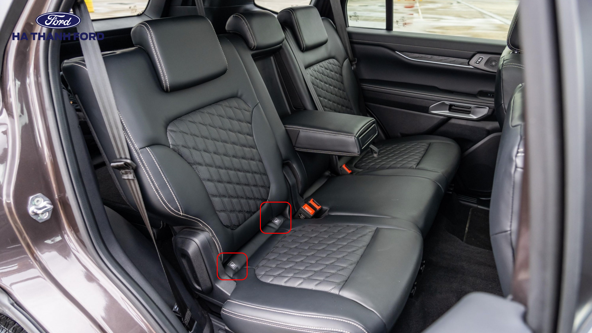 Ford Everest có sẵn móc khoá trẻ em tại hàng ghế sau Ford Everest có sẵn móc khoá trẻ em tại hàng ghế sau