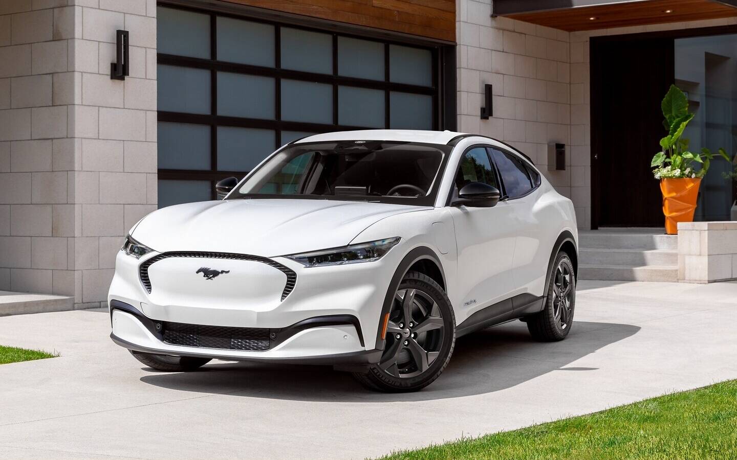 Và đặc biệt hơn hết, Ford sẽ chính thức ra mắt mẫu xe điện đầu tiên của mình tại thị trường Việt Nam vào ngày 15/8 tới, với cái tên: Ford Mustang Mach-E Select
