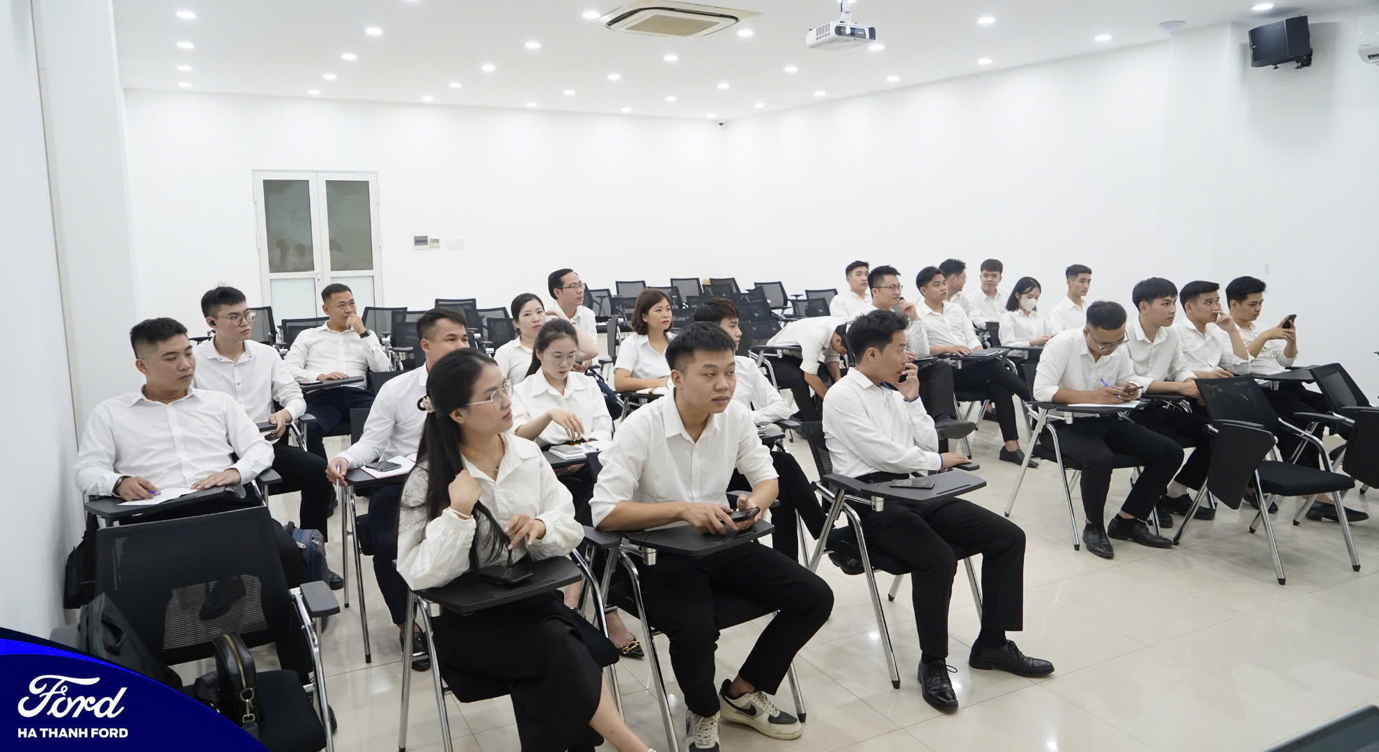 Đông đảo TVBH mới tham gia đào tạo kỹ năng đàm phán và chốt sale Đông đảo TVBH mới tham gia đào tạo kỹ năng đàm phán và chốt sale