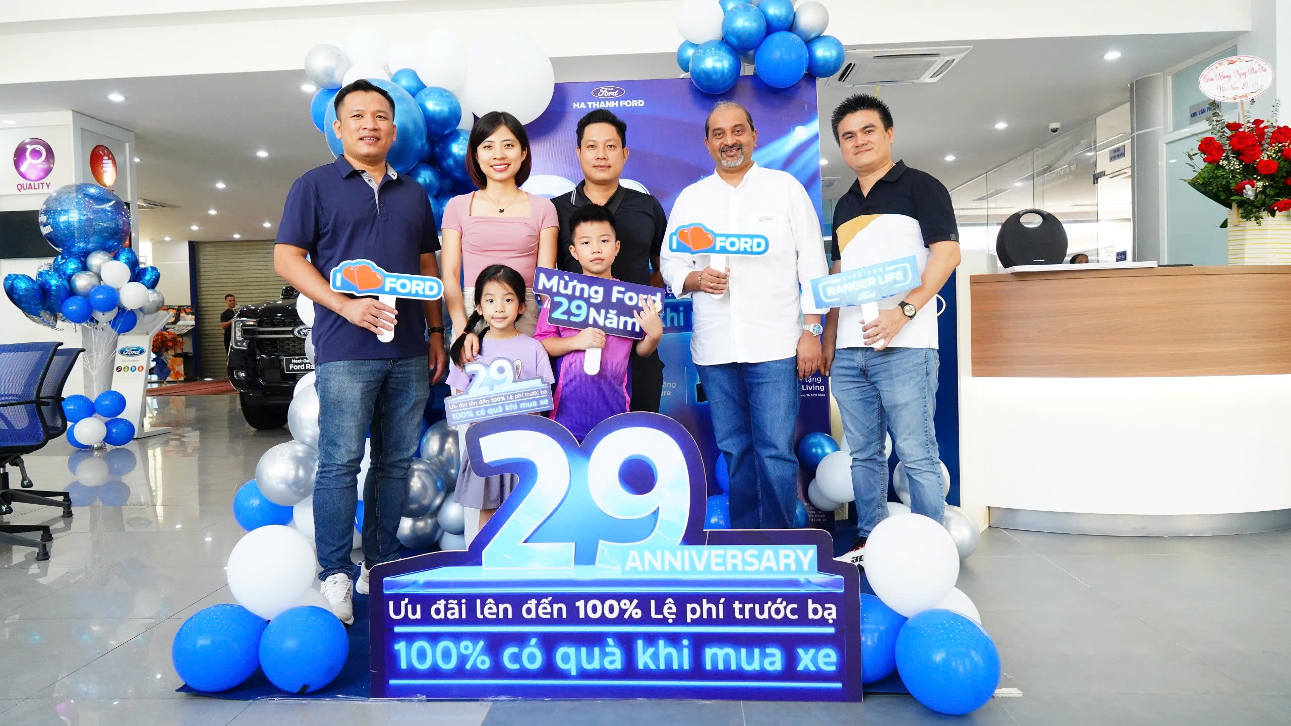 Khách hàng chụp ảnh tại Lễ quay thưởng Mừng Ford 29 năm Khách hàng chụp ảnh tại Lễ quay thưởng Mừng Ford 29 năm