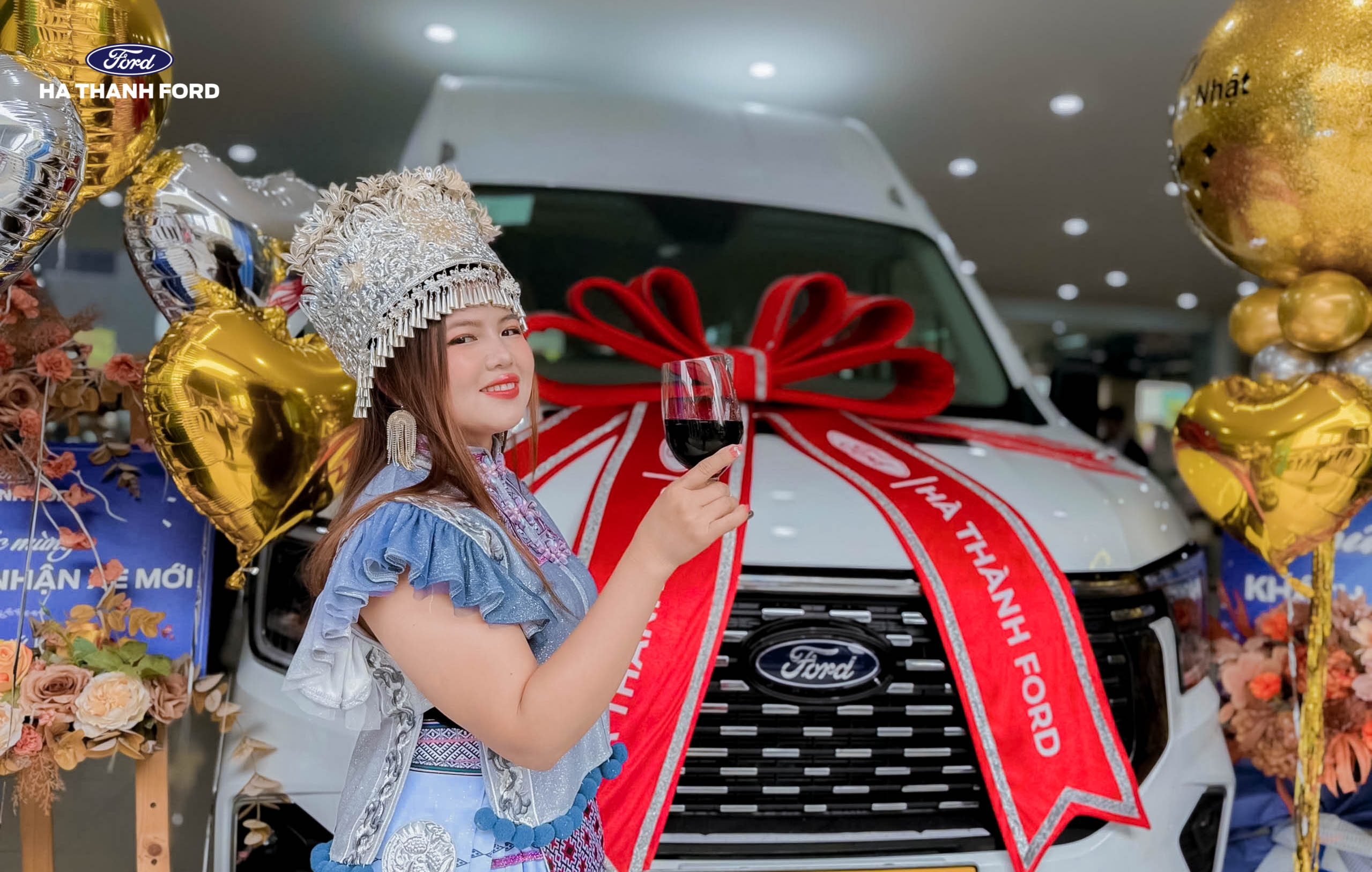 Chị Mary trong buổi lễ bàn giao Ford Transit